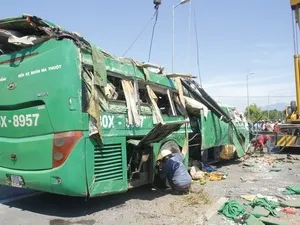 Lật xe khách làm 3 người chết, 27 người bị thương