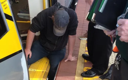 Hàng chục người đẩy nghiêng tàu điện ngầm cứu nạn nhân bị kẹt ở Perth