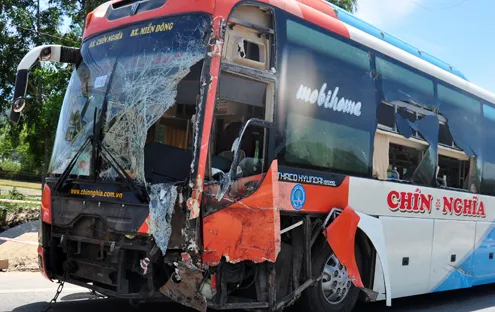 Ô tô khách đấu đầu xe giường nằm, nhiều người văng xuống đường