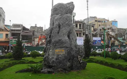 Xây cầu vượt qua đàn Xã Tắc: Có nên?    