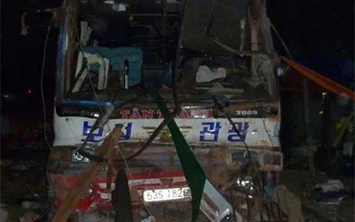 Xe chở giáo viên đi tham quan tông vào nhà dân