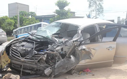 Ô tô va chạm xe khách, 1 người chết, 5 người bị thương