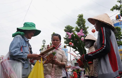 Người bán dạo đông hơn khách lễ chùa