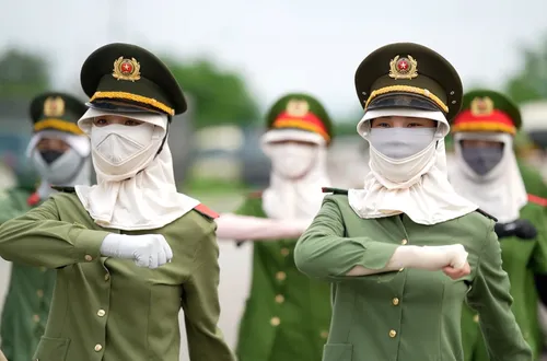 Rèn kỷ luật, vững khí thế: Khối nữ chiến sĩ cảnh sát giao thông tập điều lệnh A80 tại Hòa Lạc