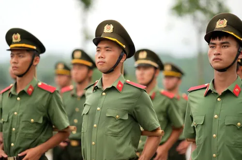 Khối nam sĩ quan kỹ thuật nghiệp vụ phơi mình giữa “chảo lửa” chuẩn bị cho diễu binh 2/9
