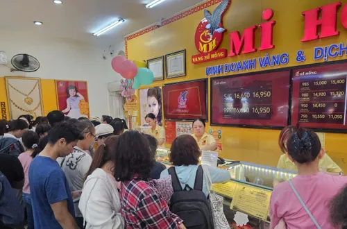 Diễn biến ở tiệm vàng khi giá giảm về dưới 170 triệu đồng/lượng