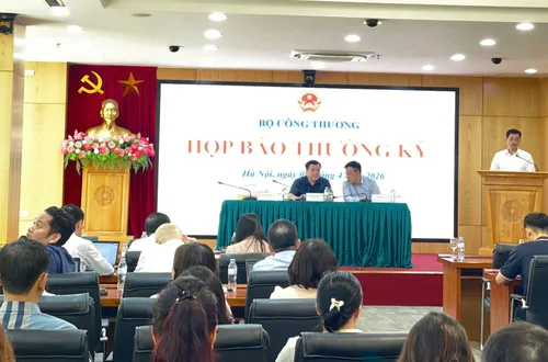 Bộ Công Thương nêu lý do vì sao điều hành giá xăng dầu vào nửa đêm?