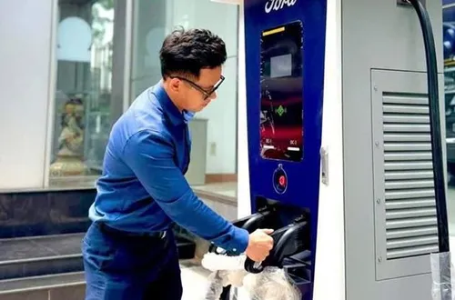 Tiêu thụ ô tô bứt tốc, giá xăng thúc đẩy chuyển dịch