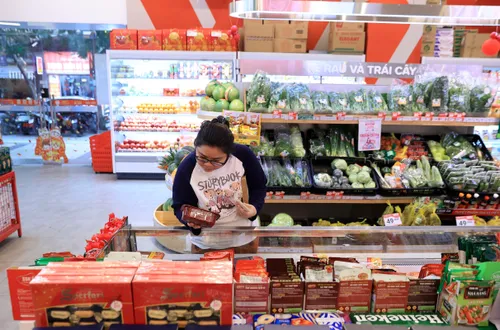 Mở siêu thị nhỏ trong chợ truyền thống lớn, giảm giá hàng Việt vào cuối tuần