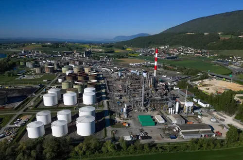 Giá dầu thế giới vượt mốc 106 đô la mỗi thùng