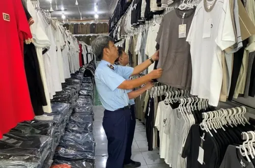 Tiếp tục bắt hàng giả tại trung tâm Saigon Square và chợ Bến Thành