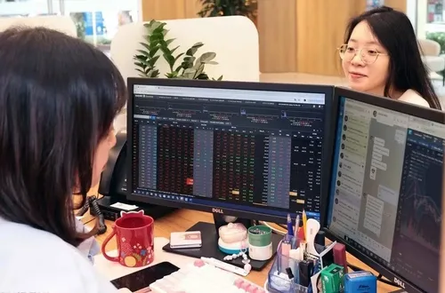 Chứng khoán ngày 25/5: Thanh khoản sụt giảm mạnh, VN-Index vẫn tăng gần 9 điểm nhờ bất động sản và ngân hàng
