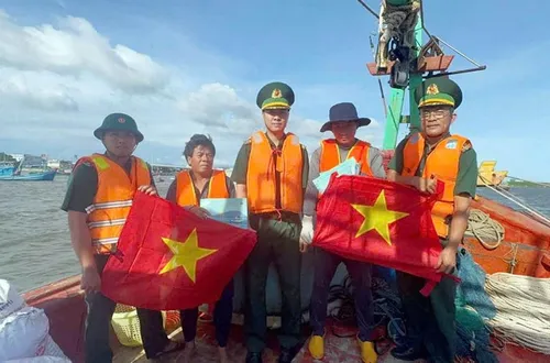 Đồn Biên phòng Bình Châu: Tuyên truyền pháp luật, hỗ trợ ngư dân bám biển