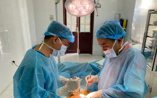 Bệnh xá đảo Song Tử Tây mổ cấp cứu ngư dân bị viêm ruột thừa cấp