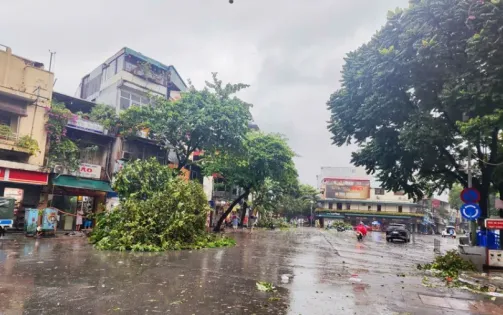 Hà Nội mưa to, gió lớn, nhiều người không thể về nhà