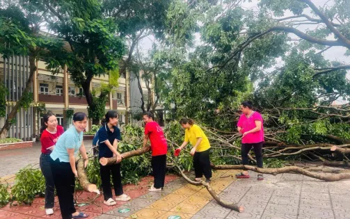 Đón học sinh trở lại sau bão Yagi, các trường học khẩn trương dọn dẹp