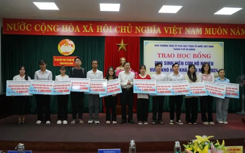 Đà Nẵng: Trao học bỗng cho học sinh nghèo vượt khó