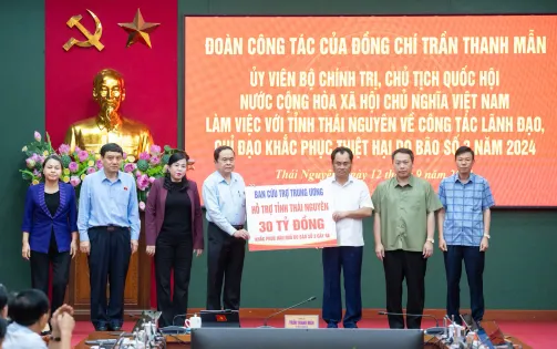 Chủ tịch Quốc hội trao 30 tỷ đồng hỗ trợ khắc phục hậu quả bão số 3 và mưa lũ tại Thái Nguyên