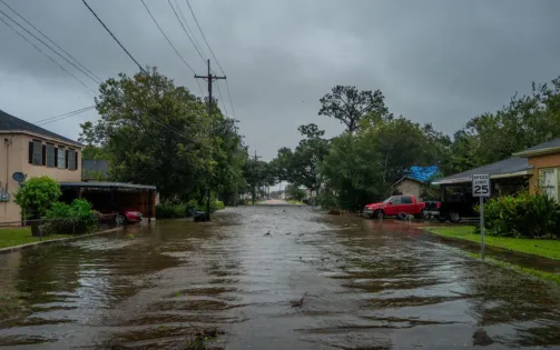 Bão Francine đổ bộ bang Louisiana (Mỹ) gây ngập lụt