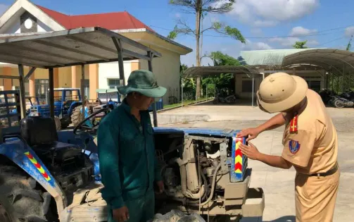 Công an tỉnh Gia Lai dán decal phản quang cho hàng nghìn xe công nông, máy kéo