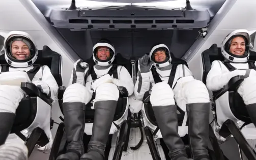 SpaceX làm nên lịch sử với chuyến đi bộ ngoài không gian của phi hành gia tư nhân