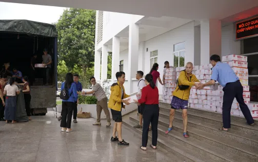 Đoàn công tác Quỹ Tấm lòng Việt đã phối hợp trao quà cho người dân vùng lũ