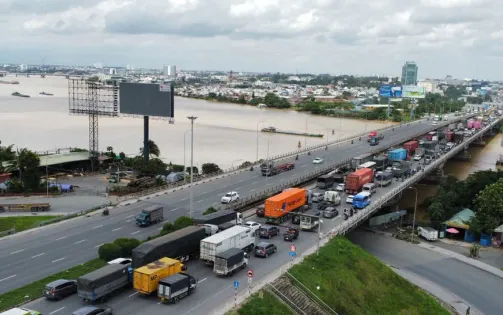 Xe đầu kéo thắng gấp làm cuộn thép rơi xuống mặt cầu Đồng Nai