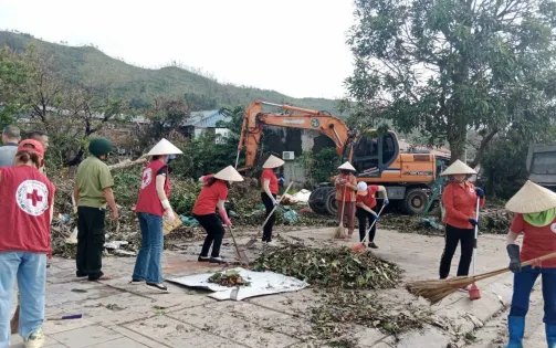 Người dân TP Hạ Long cùng nhau dọn dẹp vệ sinh môi trường sau bão số 3