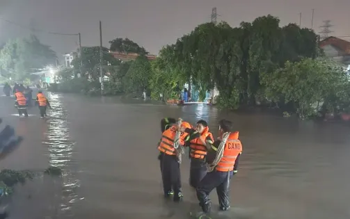 Mưa lớn cuốn trôi xe bán tải, nữ tài xế tử vong