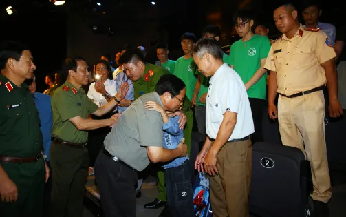 Chương trình đặc biệt "Điểm tựa Việt Nam": Tình người là điểm tựa trong bão lũ...