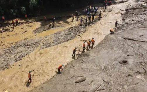 Hơn 250 cán bộ, chiến sĩ cảnh sát cơ động và lực lượng tại chỗ tìm kiếm nạn nhân tại Làng Nủ