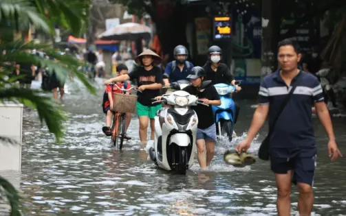 Nhiều tuyến phố Hà Nội ngập sâu sau mưa lớn lúc sáng sớm, giao thông ùn tắc