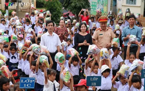 Hàng trăm học sinh Đắk Lắk tưởng nhớ người đã mất do bão Yagi gây ra ở miền Bắc