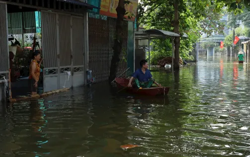 Nhiều hộ dân ở Hà Nội vẫn ngập trong biển nước, nguy cơ dịch bệnh bùng phát