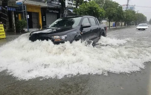 Nhiều tuyến đường ở thành phố Tam Kỳ (Quảng Nam) bị ngập nước do mưa lớn