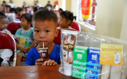 Vinamilk cùng trẻ em vùng khó khăn, sau bão lũ vui đón Trung thu