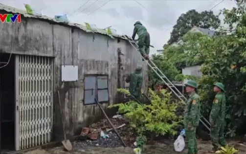 Biên phòng gia cố nhà cửa giúp dân trước khi áp thấp nhiệt đới mạnh lên thành bão