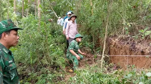 Xuất hiện vết nứt sâu trên đồi, Quảng Nam sơ tán dân khẩn cấp