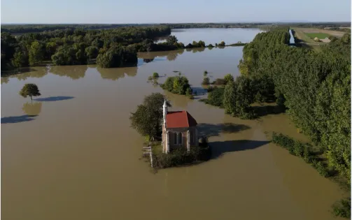 Mực nước sông Danube của Hungary dâng cao kỷ lục sau bão Boris