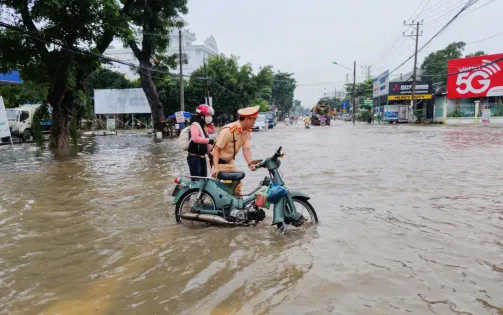 Cần Thơ: Lực lượng công an hỗ trợ người dân ứng phó triều cường