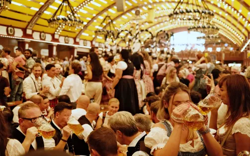 Hàng nghìn người tham dự lễ hội bia Oktoberfest lớn nhất thế giới