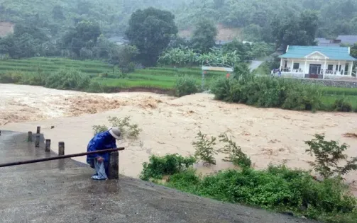 Ứng phó mưa lớn kéo dài, xã biên giới Thanh Hóa khẩn cấp sơ tán dân