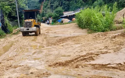 Nguy cơ tiếp tục sạt lở chia cắt Quốc lộ 70, nhiều đoạn chênh vênh bên vực sâu