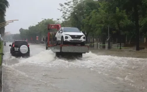 Nghệ An: Trung tâm TP Vinh ngập sâu, sẵn sàng di dời người dân