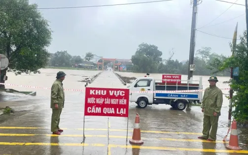 Mưa lớn, nhiều trường ở Hà Tĩnh tiếp tục cho học sinh nghỉ học