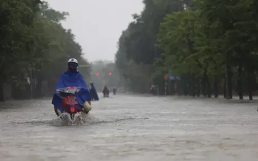 Mưa xối xả, nhiều trường ở Nghệ An cho học sinh nghỉ gấp