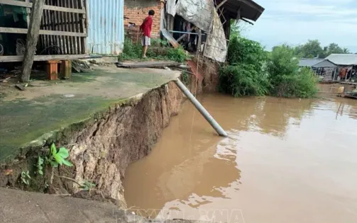 Di dời người dân ở khu vực nguy hiểm đến nơi an toàn