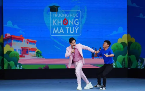 Nghệ sỹ Trung Ruồi dụ dỗ MC Hồng Phúc trong gameshow Trường học không ma túy mùa 2