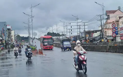 Nguy hiểm tình trạng tài xế xe tải vượt ẩu trên Quốc lộ 20