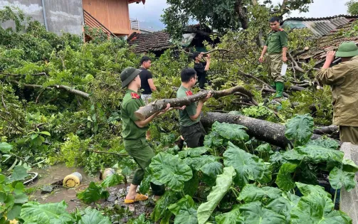 Cán bộ, chiến sĩ Công an tỉnh Tuyên Quang không quản khó khăn giúp dân trong bão lũ